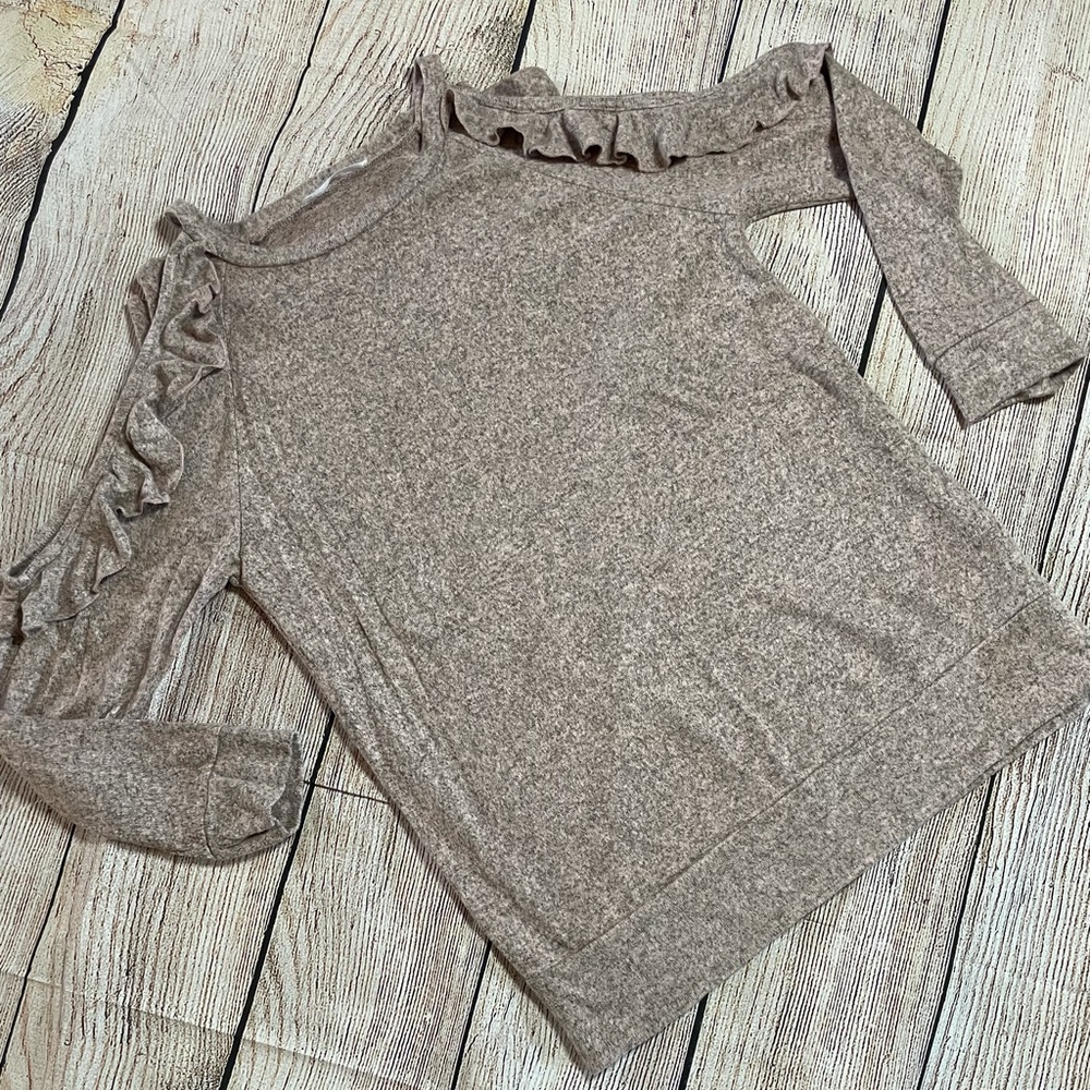 EUC Coco & Main cold-shoulder knit top SzMED